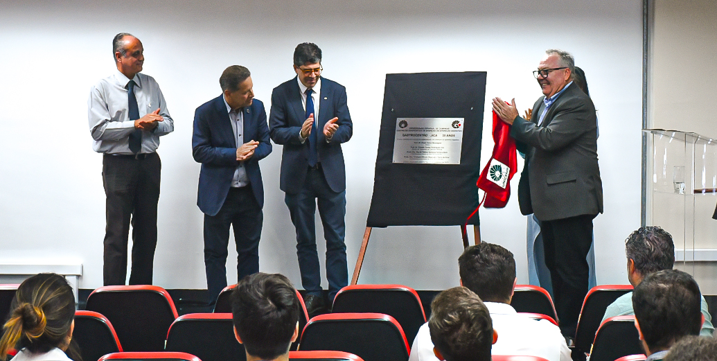 Durante a programação, as autoridades descerraram a placa em comemoração aos 35 anos  