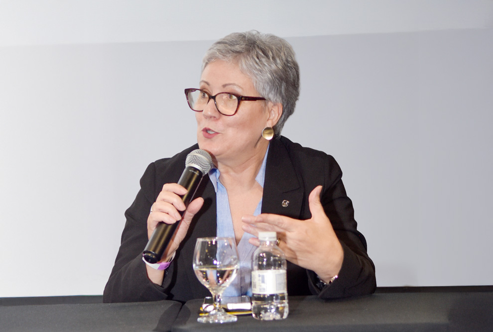 A pró-reitora de Pós-Graduação, Cláudia Viana Maurer Morelli (à direita) representou o reitor Paulo Cesar Montagner na cerimônia de abertura do evento