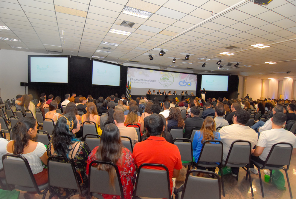 A pró-reitora de Pós-Graduação, Cláudia Viana Maurer Morelli (à direita) representou o reitor Paulo Cesar Montagner na cerimônia de abertura do evento