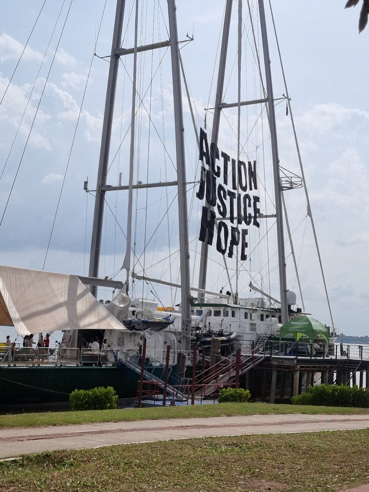 O Raimbow é o barco do Greenpeace que participou intensamente da Cúpula dos Povos