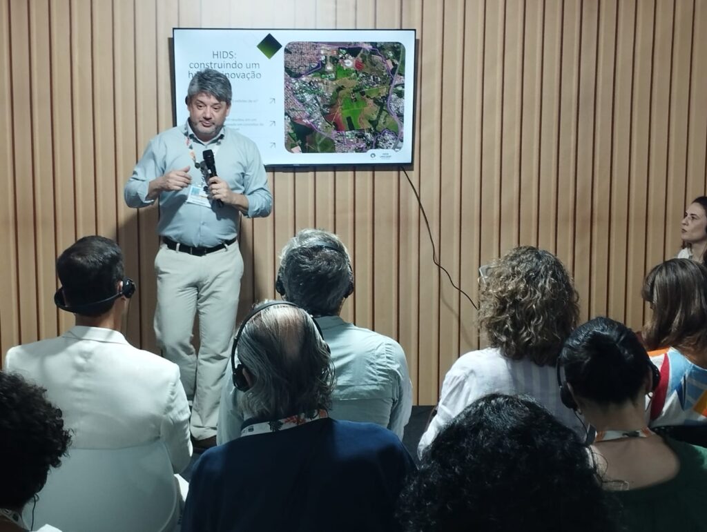 O professor Roberto Donato durante painel sobre sustentabilidade no Pavilhão das Universidades na COP30 
