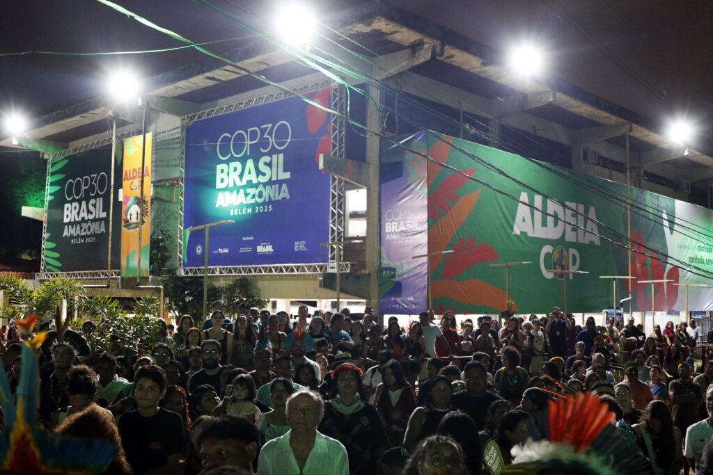 O professor Roberto Donato durante painel sobre sustentabilidade no Pavilhão das Universidades na COP30 
