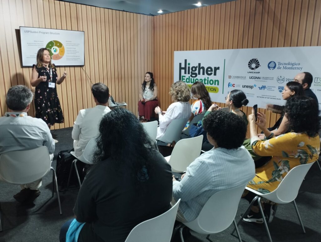 O professor Roberto Donato durante painel sobre sustentabilidade no Pavilhão das Universidades na COP30 
