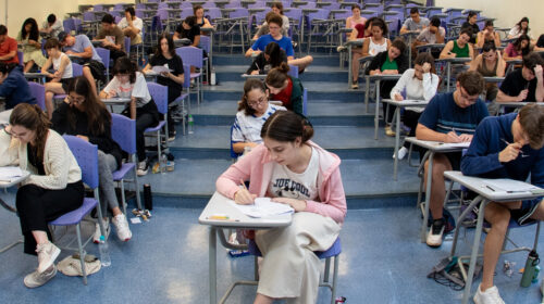 Unicamp encerra segunda fase do Vestibular 2026 com questões sobre jogos de azar, desigualdade social e violência nas escolas