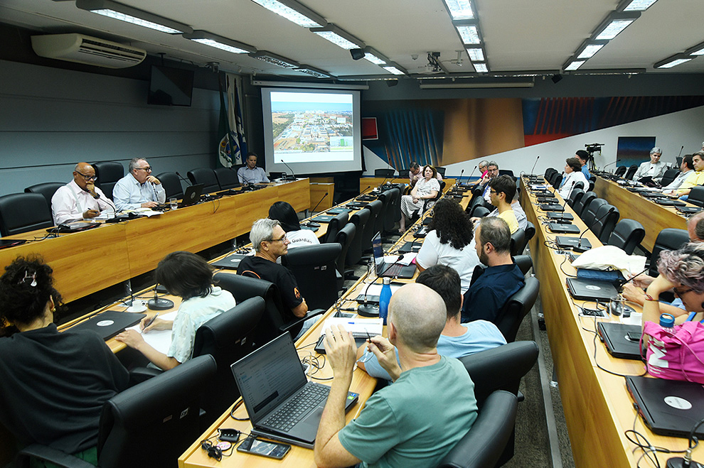 A representação dos funcionários e dos estudantes discutiram a proposta nesta segunda-feira, dia 1/12