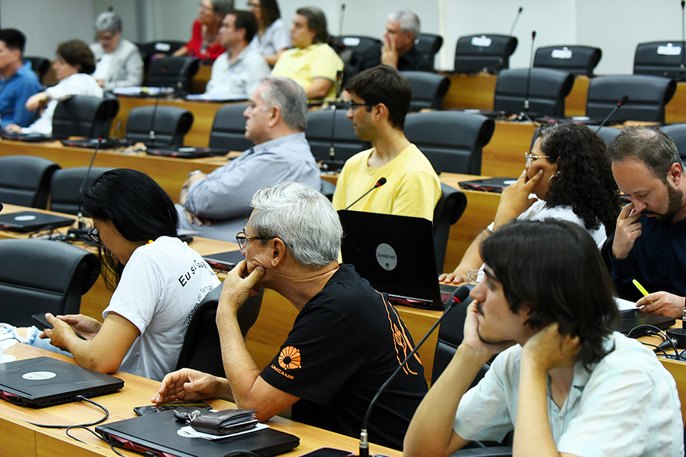 A representação dos funcionários e dos estudantes discutiram a proposta nesta segunda-feira, dia 1/12