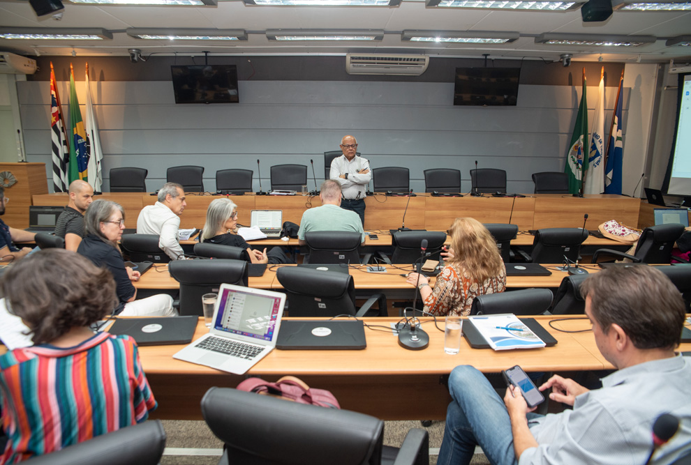 Os professores discutiram pontos da minuta de projeto de lei que será votada no Consu no dia 16 de dezembro e, se aprovada, será levada ao governo do Estado