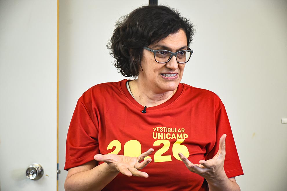 Docente do curso de dança Paula Caruso: avaliação de técnicas da dança e improvisação