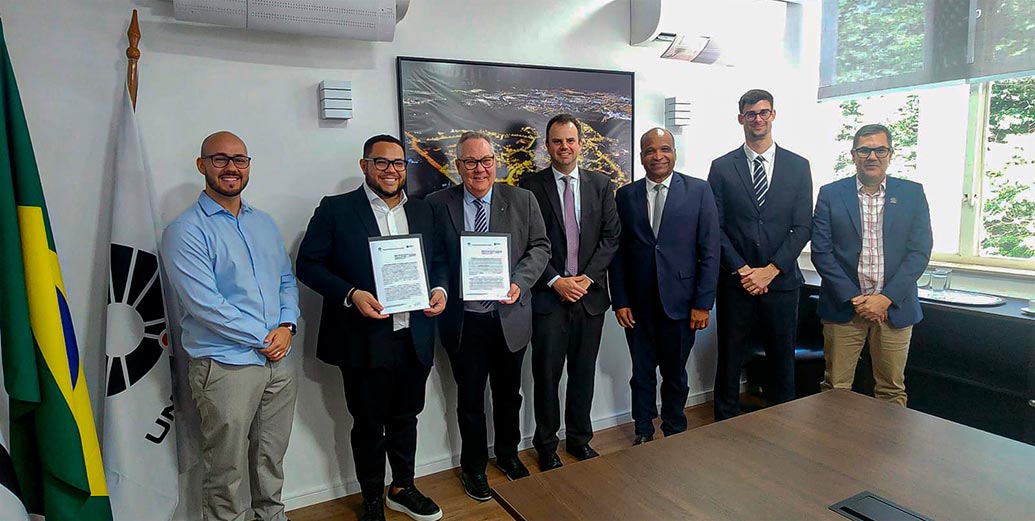 O prefeito de Paulínia, Danilo Barros (segundo à esquerda), ao lado do reitor da Unicamp, Paulo Cesar Montagner: parceria