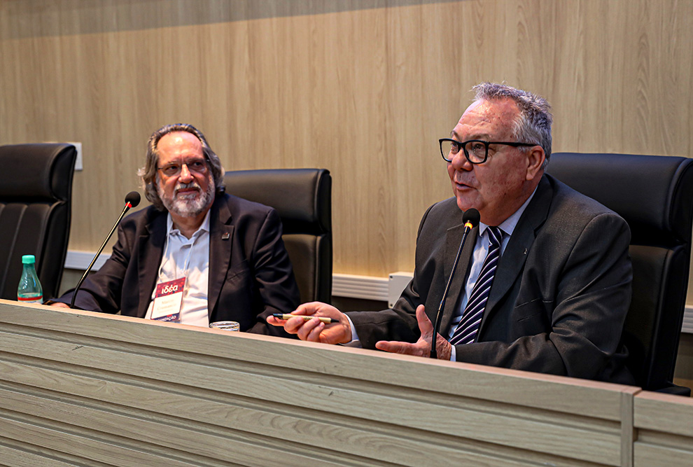 O coordenador do IdEA, Marco Aurélio Cremasco (à esquerda) e o reitor Paulo Cesar Montagner: programação incluiu o lançamento da revista eletrônica “Entre Ideas”