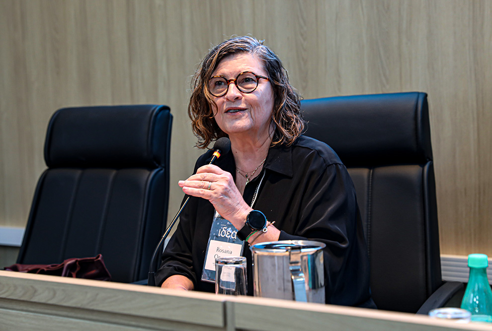 A professora Rosana Teresa Onocko Campos deu início à programação do seminário com a apresentação da palestra “Saúde mental como gramática possível para a violência no contemporâneo”