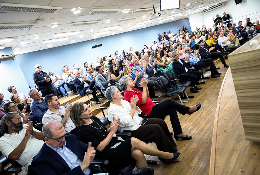 A cerimônia aconteceu no auditório do GGBS; a nova estrutura vai centralizar o planejamento e a execução da política institucional de sustentabilidade na Universidade